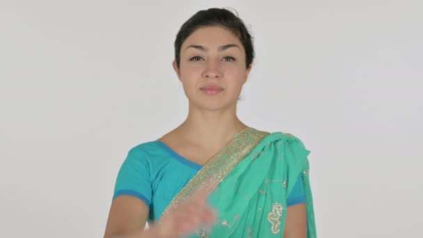 Indická žena ukazuje na kameru, bílé pozadí — Stock video