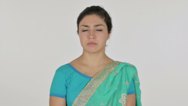 Nemocná indická žena kašel, bílé pozadí — Stock video