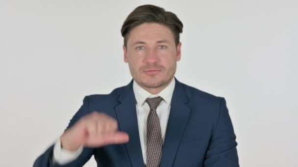 ジェスチャーダウン親指を示す中年ビジネスマン,白の背景 — ストック動画