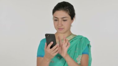 Akıllı Telefon kullanan Hintli Kadın, Beyaz Arkaplan