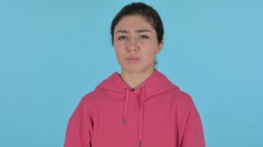 Hasta Hintli Kız Öksürüyor, Mavi Arka plan