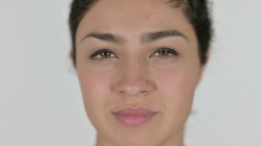 Kameraya gülümseyen Hintli Kadının Yüzü, Beyaz Arkaplan