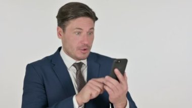 Orta Çağ İşadamı Akıllı Telefon, Beyaz Arkaplanda Kaybına Tepki Veriyor