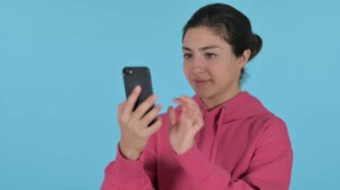 Hintli Kız Smartphone 'da Kutlama, Mavi Arkaplan
