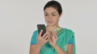 Hintli Kadın Akıllı Telefon 'da Kutlama, Beyaz Arkaplan