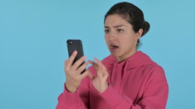 Hintli Kız Akıllı Telefon 'da Kaybına Tepki Veriyor, Mavi Arkaplan