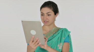 Hintli Kadın 'ın Tablet' te Video Çağrısı, Beyaz Arkaplan