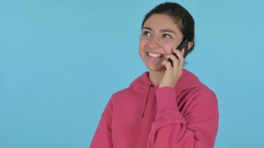 Telefonda konuşan Hintli kız, Mavi Arkaplan