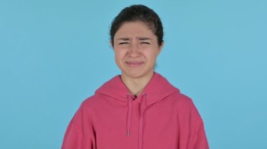 Kameraya Bakan Hintli Kız, Üzgün İfade, Mavi Arkaplan