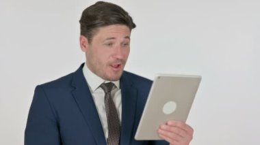 Tablet 'te Kutlama Yapan Orta Yaşlı İşadamı, Beyaz Arkaplan