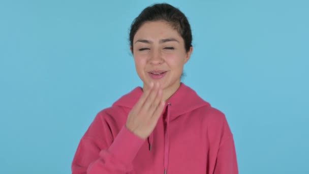 Indická dívka dává létající polibek, modré pozadí — Stock video