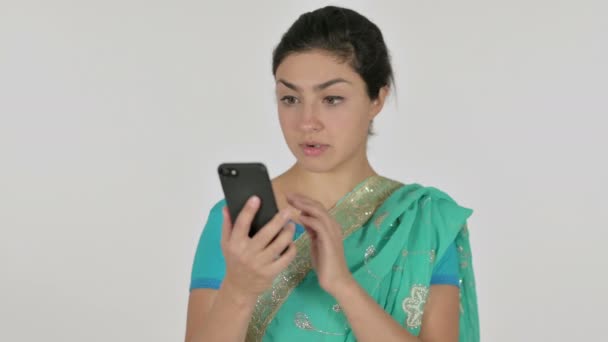 Indická žena reagující na ztrátu na Smartphone, bílé pozadí — Stock video
