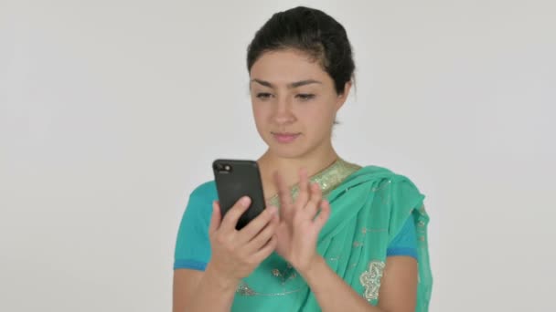 Indiska kvinna med hjälp av smartphone, vit bakgrund — Stockvideo