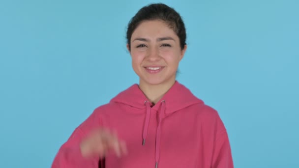 Indiska flicka visar OK tecken med Finger, Blå bakgrund — Stockvideo