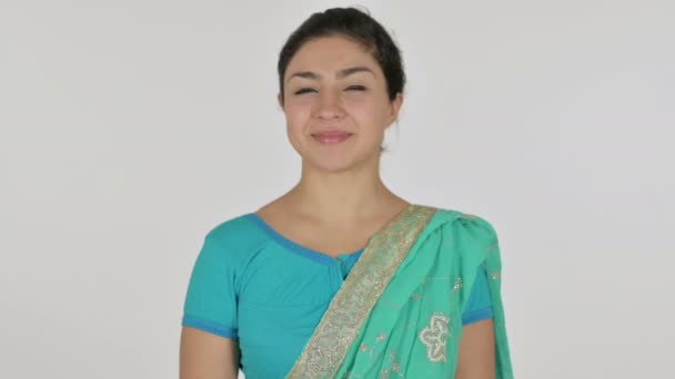 Indická žena třese hlavou jako Ano znamení, schválení, bílé pozadí — Stock video
