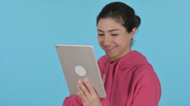 Indiaas meisje met tablet, blauwe achtergrond — Stockvideo