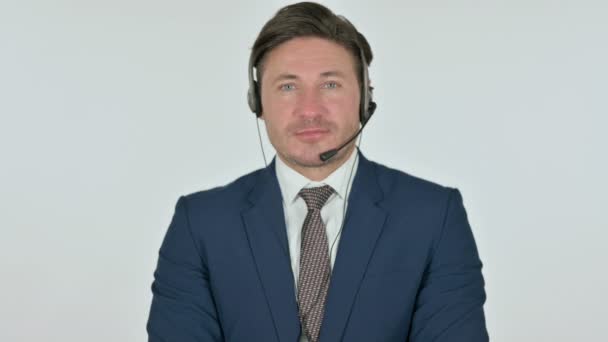 Middeleeuws zakenman glimlachend naar camera met headset, witte achtergrond — Stockvideo