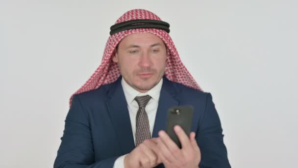 Arabischer Geschäftsmann mit Smartphone, weißem Hintergrund — Stockvideo