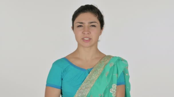 Nemocná indická žena s bolestí zubů, bílé pozadí — Stock video