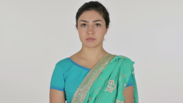 Femme indienne souriant à la caméra, fond blanc — Video