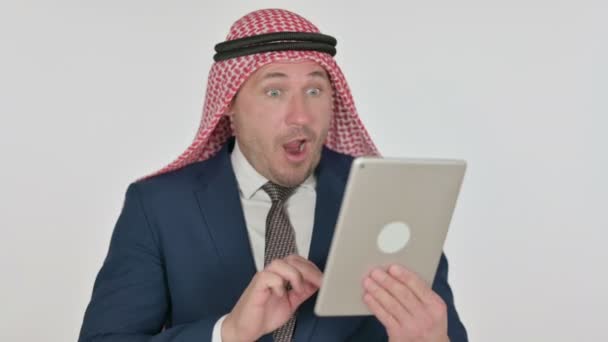 Empresário árabe tendo perda em Tablet, fundo branco — Vídeo de Stock