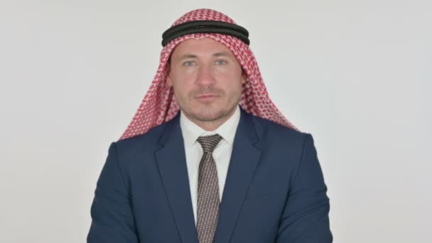 Арабский бизнесмен показывает ОК знак с пальцем, белый фон — стоковое видео