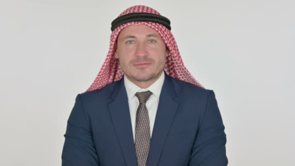 Arabischer Geschäftsmann lächelt in die Kamera, weißer Hintergrund — Stockvideo