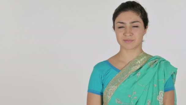 Indiska kvinna som håller produkt på hand, vit bakgrund — Stockvideo