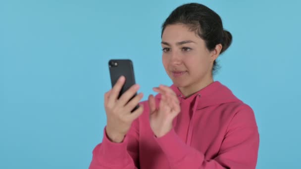 Hintli Kız Smartphone 'da Kutlama, Mavi Arkaplan — Stok video