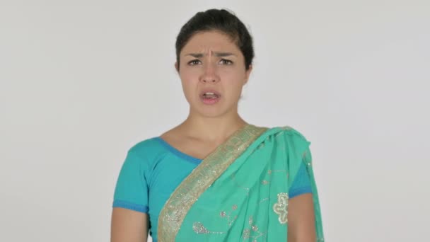 Zklamaná indická žena reagující na ztrátu, bílé pozadí — Stock video