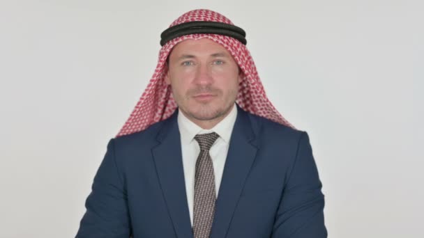 Arabische zakenman schudt hoofd als geen teken, ontkenning, witte achtergrond — Stockvideo
