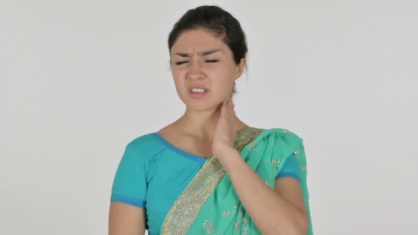 Mulher indiana com dor no pescoço, fundo branco — Vídeo de Stock