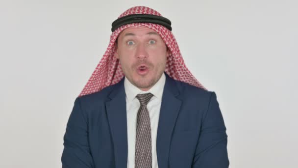 Разочарованный арабский бизнесмен реагирует на потери, белый фон — стоковое видео