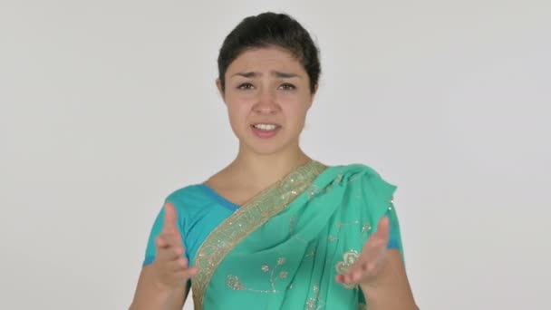 愤怒、争斗、白人背景的印度女人 — 图库视频影像