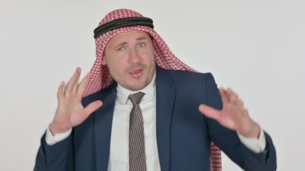 Gelukkig Arabisch zakenman dansen, witte achtergrond — Stockvideo