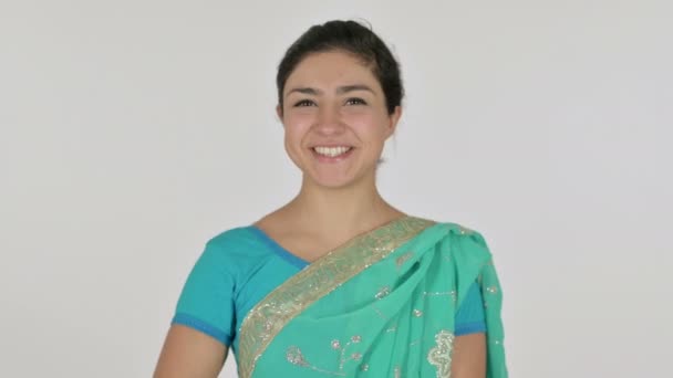 Indien femme parler sur appel vidéo en ligne, fond blanc — Video