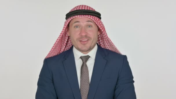 Arabischer Geschäftsmann spricht über Online-Videotelefonie, weißen Hintergrund — Stockvideo