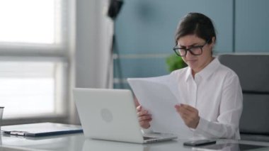Belgeleri Okurken Kayıp Dizüstü Bilgisayarlı Hintli İş Kadını