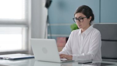 Dizüstü bilgisayarlı Hintli iş kadını evet işareti olarak başını sallıyor 