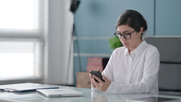 Pengusaha wanita India menggunakan Smartphone di Kantor — Stok Video