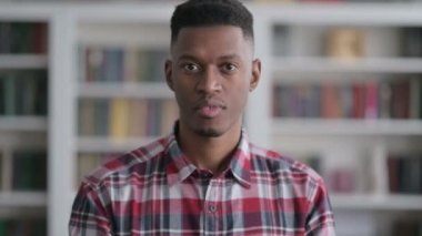 Afrikalı Adam 'ın Dudağına Parmak Sürerken Portresi, Sessizlik