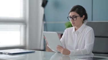 Ofiste otururken Tablet kullanan Hintli İş kadını