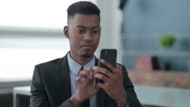 Smartphone kullanan Afrikalı İşadamının Portresi