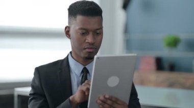 Ofiste Tablet kullanan Afrikalı İşadamı Portresi 