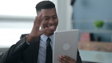 Ofisteki Afrikalı İşadamı 'nın Tablet' teki Video Çağrısı Portresi 