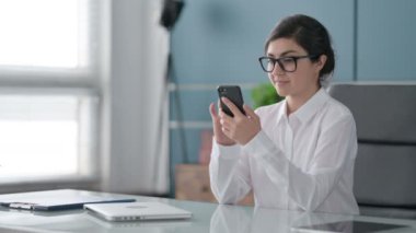 Başarılı Hintli İş Kadını Akıllı Telefonla Kutlama