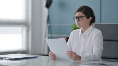 Ofisteki Belgeleri Okurken Hintli İşkadını Üzgündü