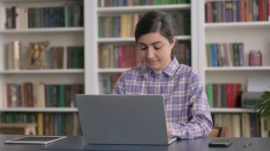 Ofiste dizüstü bilgisayar kullanırken İşaretini Gösteren Hintli Kadın 