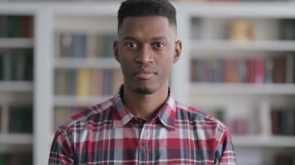 Portrét afrického muže mávající, vítající — Stock video
