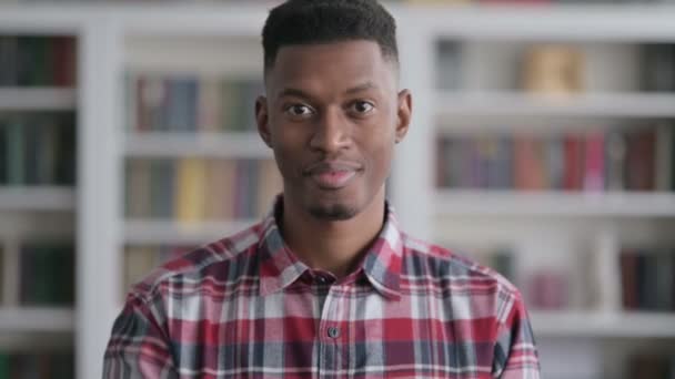 Az afrikai férfi portréja, amint a kamerára mutat és meghív — Stock videók